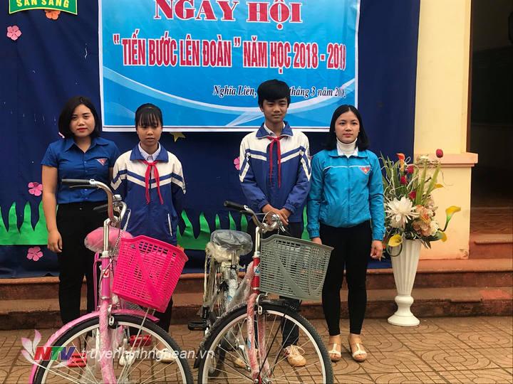 Trao quà cho các em học sinh khó khăn tại trường THCS Nghĩa Liên Thắng