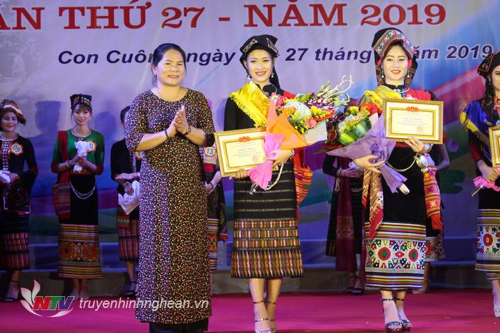 Trao giải Nhì cho các thí sinh.