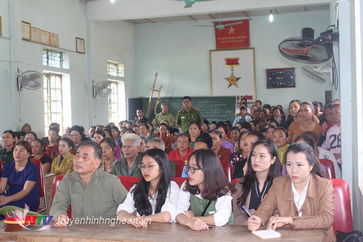 Đông đảo người dân xã Môn Sơn đến theo dõi phiên tòa.