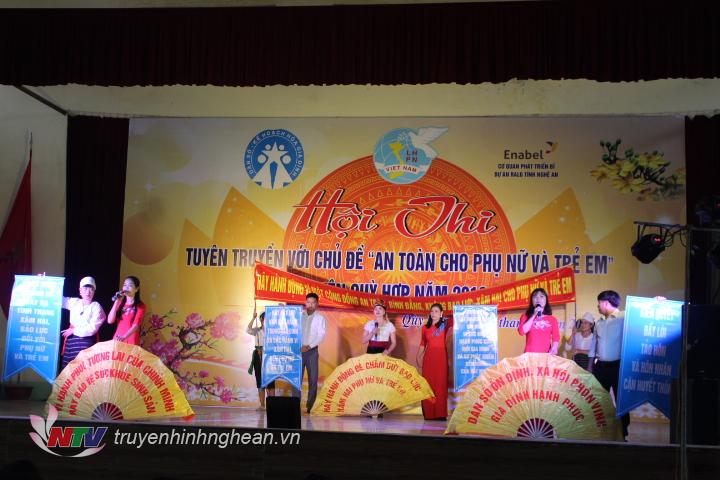Màn chào hỏi của xã Văn Lợi.