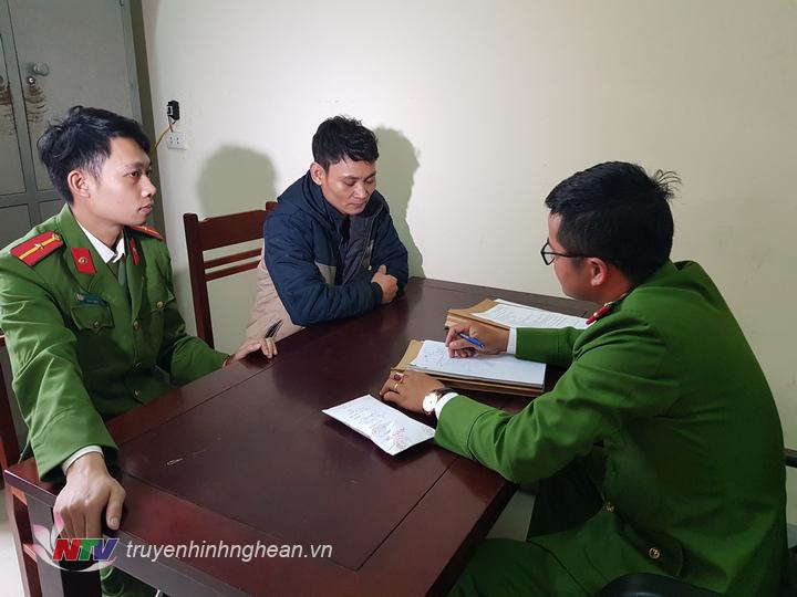 Đối tượng Nguyễn Văn Nhân bị Công an huyện Diễn Châu bắt giữ khi đang chờ giao dịch bán 47 viên ma túy. Ngay sau đó khám xét tại nhà đối tượng thu giữ thêm 100 viên ma túy tổng hợp.