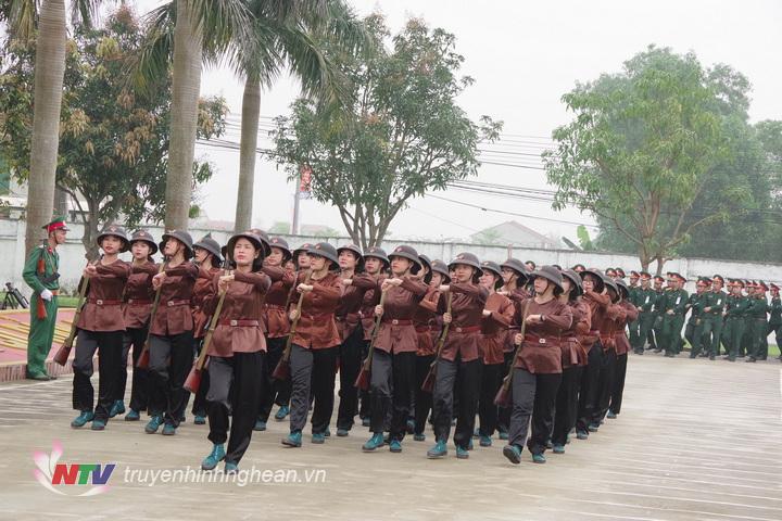 Đội hình nữ dân quân Làng Đỏ (phường Hưng Dũng, TP Vinh) đang diễu duyệt đội ngũ qua lễ đài