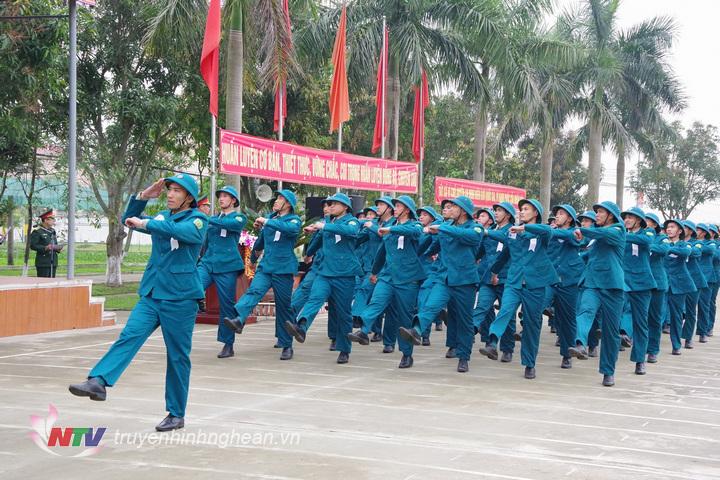 Khối học viên Trường Quân sự đang diễu duyệt đội ngũ qua lễ đài danh dự
