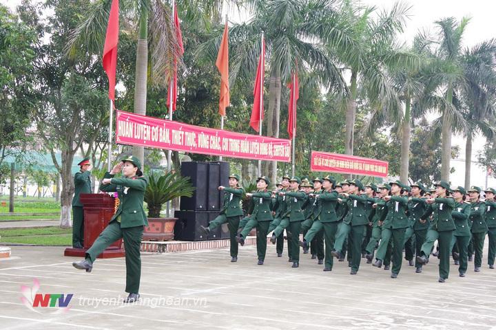 Khối nữ sĩ quan, cán bộ, chiến sĩ Bộ CHQS tỉnh đang diễu duyệt đội ngũ qua lễ đài danh dự