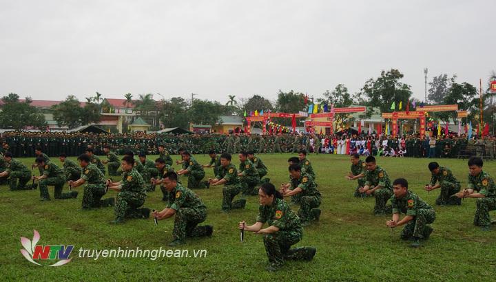 Lực lượng đặc nhiệm Bộ đội biên phòng tỉnh biểu diễn bài quyền với dao găm.