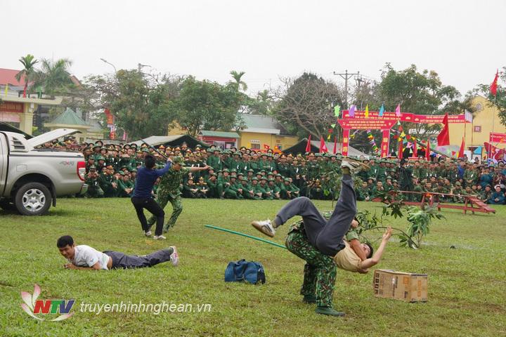 Lực lượng phòng chống ma túy Bộ đội Biên phòng tỉnh thể hiện tình huống tiêu diệt tội phạm buôn bán ma túy có sử dụng vũ khí.