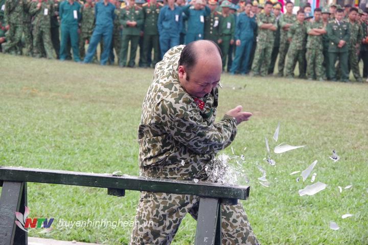 Nhân viên Đại đội Trinh sát 20 thể hiện nội dung dùng tay chặt vỡ chai.