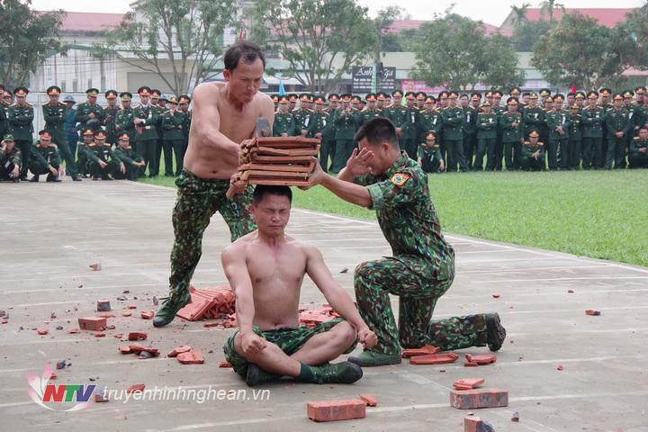 Nhân viên đặc nhiệm Bộ đội Biên phòng tỉnh thể hiện nội dung dùng búa đập vỡ ngói trên đầu đồng đội.