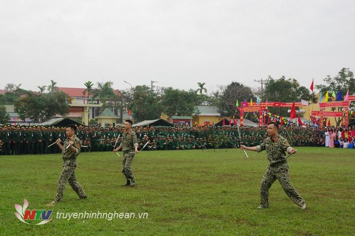 Trinh sát Đại đội 20 thể hiện bài quyền với côn nhị khúc.