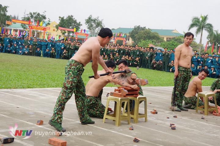 Chiến sĩ đặc nhiệm Bộ đội Biên phòng tỉnh thể hiện nội dung dùng búa đập vỡ gạch, ngói kê trên tay đồng đội