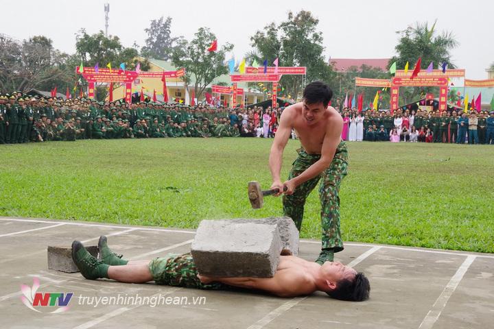 Chiến sĩ đặc nhiệm Bộ đội Biên phòng tỉnh thể hiện nội dung dùng búa đập vỡ khối bê tông đặt trên bụng.