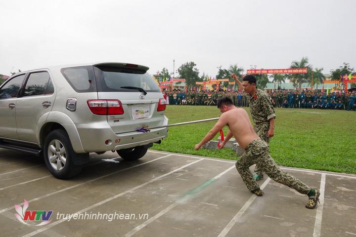 Chiến sĩ trinh sát Đại đội 20 thể hiện màn khí công, dùng giáo nhọn đặt vào cổ đẩy xe ô tô con di chuyển.