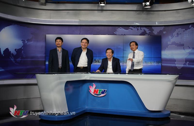ổng biên tập Báo Nhân dân Thuận Hữu và Bí thư Tỉnh uỷ Nguyễn Đắc Vinh tham quan Studio Minh Hồng.