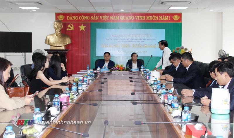 Toàn cảnh buổi làm việc.