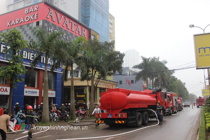 Hàng chục xe chữa cháy ngay lập tức được điều động đến hiện trường vụ cháy.