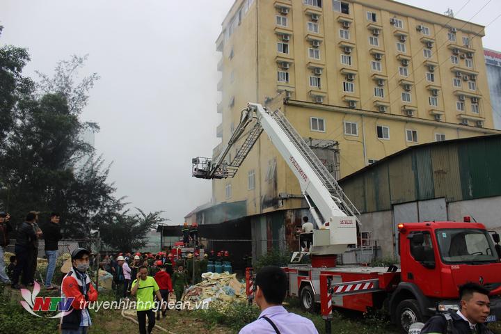 Các lực lượng chữa cháy dùng thang cẩu để chuyển người ra ngoài.