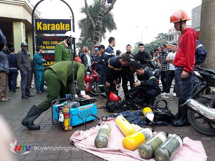 Các trang thiết bị chữa cháy được điều động, triển khai tác nghiệp khẩn trương.