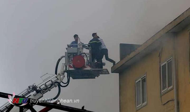  Lực lượng PCCC dùng thang cẩu để chuyển người ra ngoài.