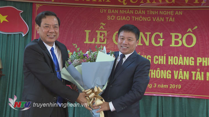 Đồng chí Nguyễn Hồng Kỳ nguyên Giám đốc Sở GTVT tặng hoa chúc mừng tân Giám đốc Sở GTVT.