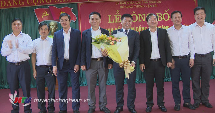 Lãnh đạo Sở tặng hoa chúc mừng tân Giám đốc Sở GTVT.