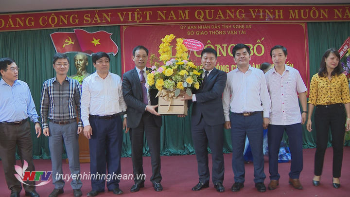  tặng hoa chúc mừng tân Giám đốc Sở GTVT.