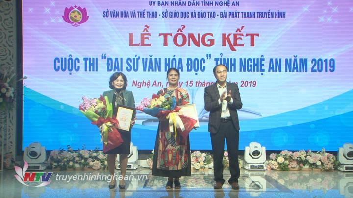 Trao giải tập thể cho 2 đơn vị trường.