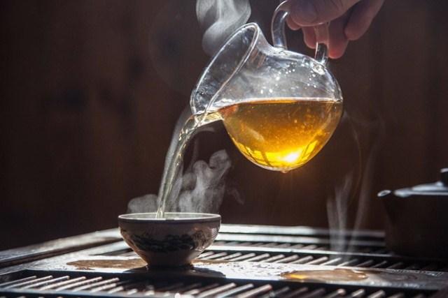 Nên để nước trà nguội bớt rồi hãy uống