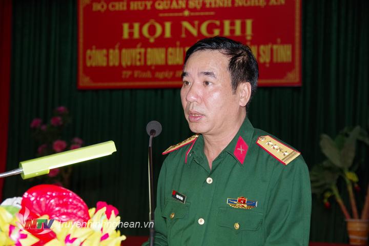  Đại tá Phạm Văn Đông, Chính ủy Bộ CHQS tỉnh phát biểu tại lễ công bố quyết định.
