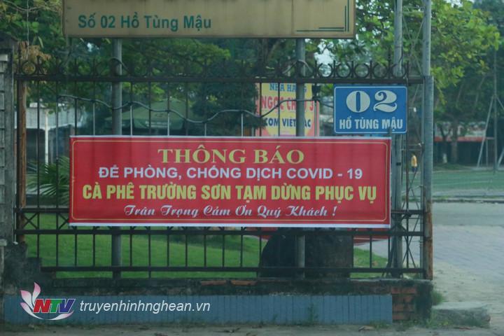  Ngay sau khi có chỉ đạo của UBND tỉnh, tại Tp Vinh nhiều cửa hàng đã đóng cửa, treo biển thông báo tạm dừng phục vụ theo chủ trương chống dịch Covid-19 của thành phố.