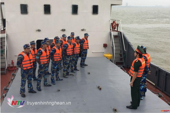 Chỉ huy Lữ đoàn giao nhiệm vụ trước khi tàu huấn luyện trên biển