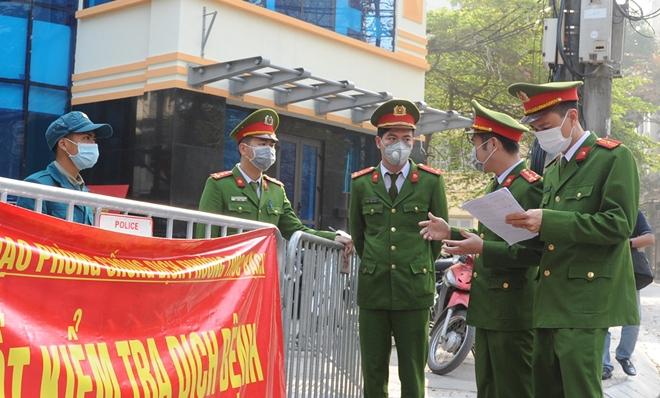 Công an phường Trúc Bạch làm nhiệm vụ tại khu vực cách ly. 