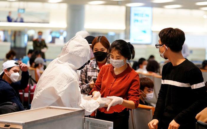 Phát đồ ăn miễn phí cho những hành khách trong thời gian chờ đợi tại sân bay trước khi về nơi cách ly
