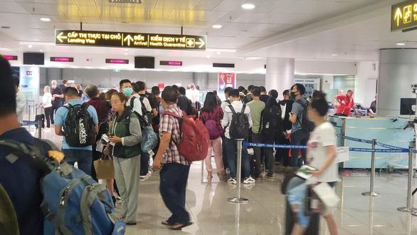 Hành khách chờ làm thủ tục ở sân bay Tân Sơn Nhất