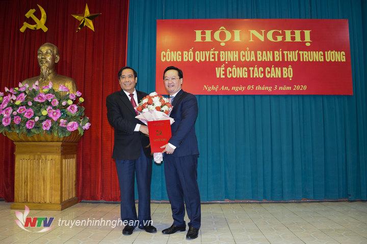 Phó Trưởng ban Thường trực Ban Tổ chức Trung ương Nguyễn Thanh Bình, thừa ủy quyền của Ban Bí thư trao Quyết định và tặng hoa, chúc mừng tân Phó Bí thư Tỉnh ủy PG88 go Bắn cá Nguyễn Đức Trung.