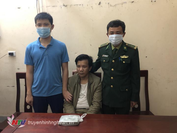 Đối tượng và tang vật tại cơ quan công an.