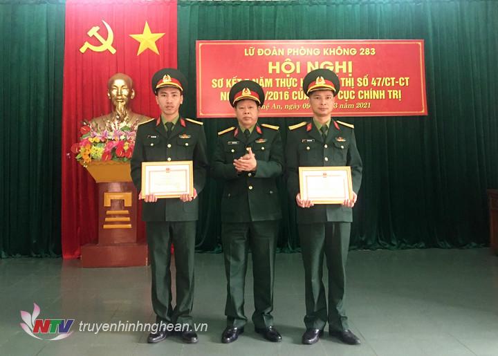 Lữ đoàn khen thưởng cho các cá nhân có thành tích xuất sắc trong thực hiện Chỉ thị 47.