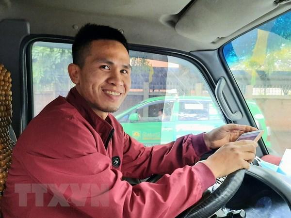 Anh Nguyễn Ngọc Mạnh, 31 tuổi, tài xế xe tải quê Đông Anh, Hà Nội, kịp trèo lên mái che sảnh tầng 1 hứng đỡ bé gái 3 tuổi rơi từ tầng 12A tòa nhà 60B Nguyễn Huy Tưởng.