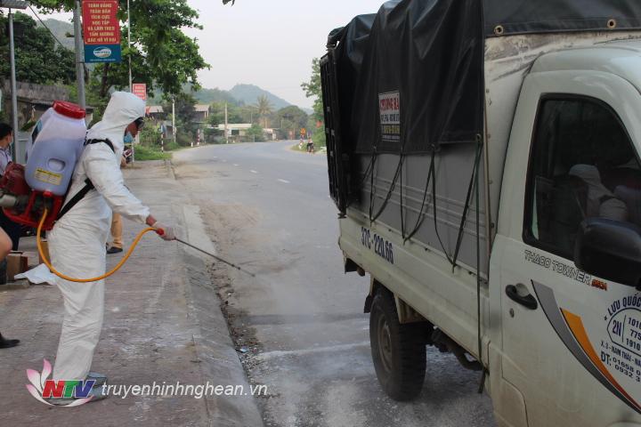Tất cả các phương tiện ra vào vùng dịch đều được phun hóa chất khử trùng.