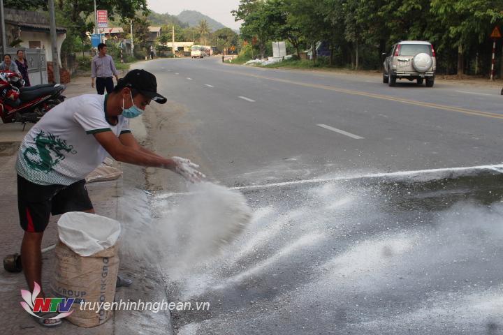 Vôi bột được rắc tại chốt 3 đoạn giáp danh thị trấn với xã Thọ Hợp (trên QL48C)