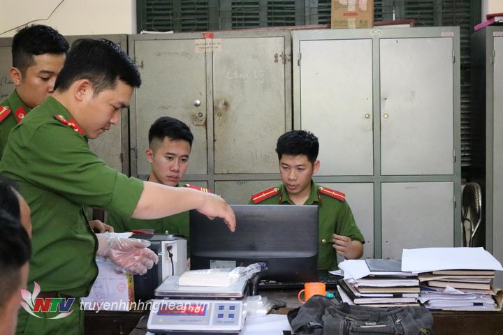 3 bánh heroin thu giữ được có trọng lượng từ 351 đến 382g.