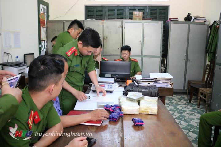 Lực lượng chức năng kiểm tra tang vật.