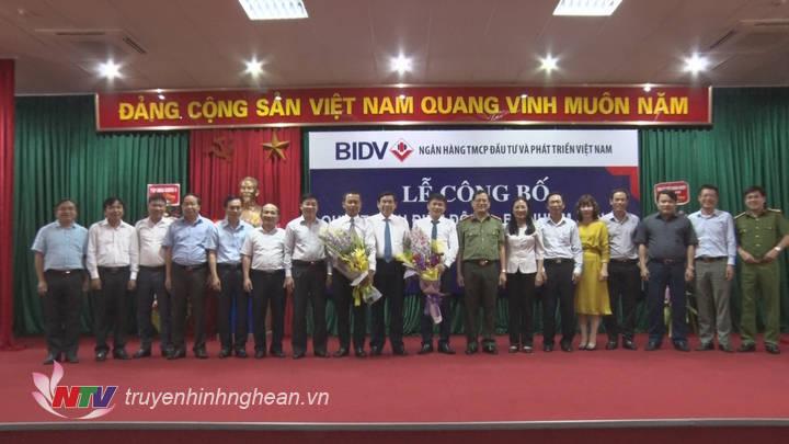 Đ/c Nguyễn Văn Thông - Phó Bí thư Tỉnh ủy tặng hoa chúc mừng 2 ông