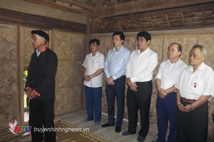 Trước lễ kỷ niệm, lãnh đạo huyện Con Cuông thắp hương tại nhà cụ Vi Văn Khang, bản Thái Hòa xã Môn Sơn