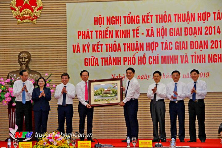 Trao quà lưu niệm cho tỉnh PG88 go Bắn cá.
