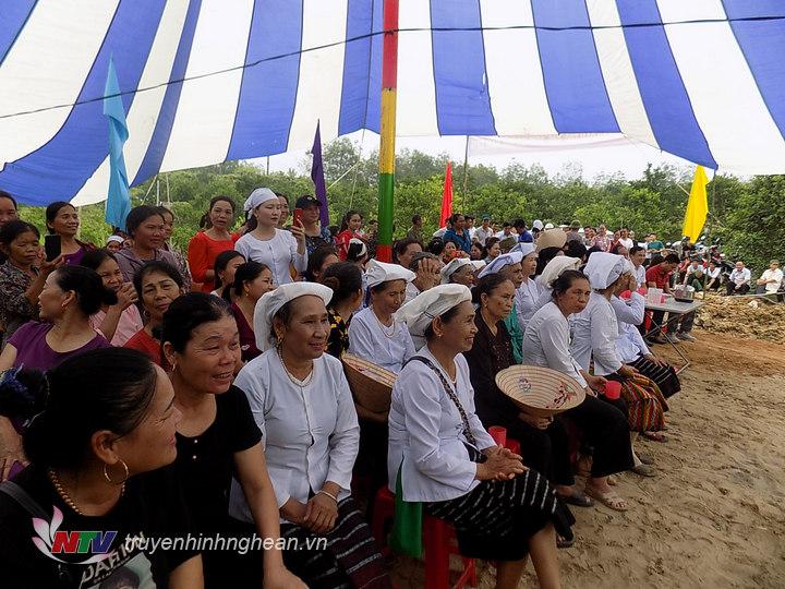 Đông đảo người dân về tham gia lễ Bốc Mó.