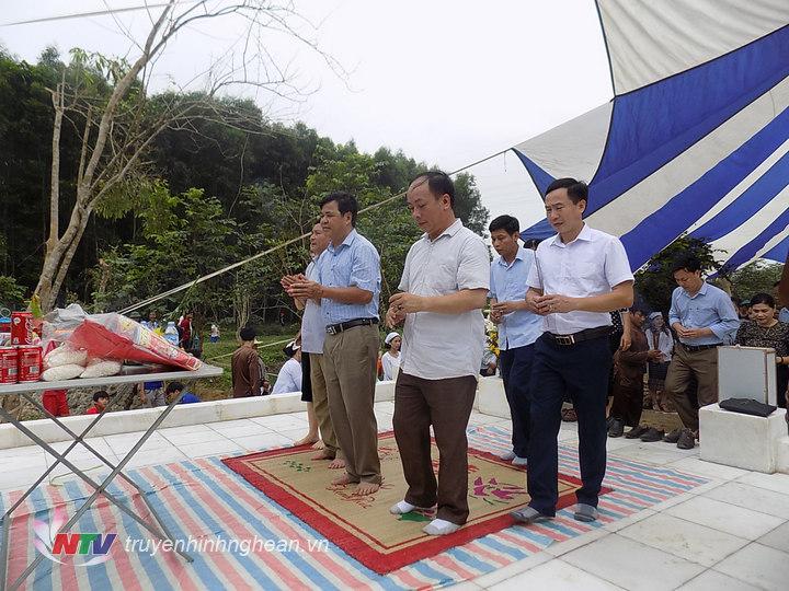 Lãnh đạo huyện Quỳ Hợp dâng hương tại Đền Mó nước xóm Mo vừa được khôi phục.