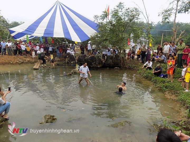 Sau lễ cúng thanh niên trong làng tham gia khơi thông Mó nước