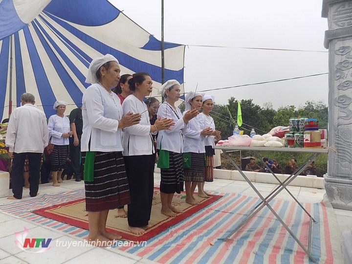Dâng hương tại Đền Mó nước xóm Mo, xã Nghãi Xuân.