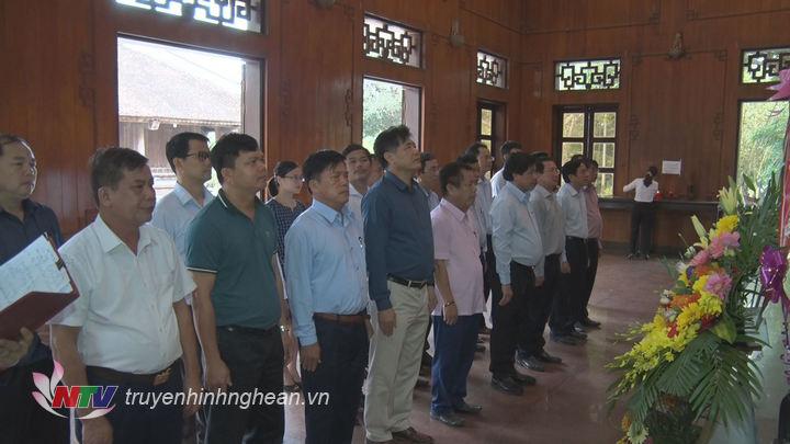 Đoàn công tác Bộ NN&PTNT dâng hoa, dâng hương trước anh linh PG88 go Bắn cá Hồ Chí Minh.