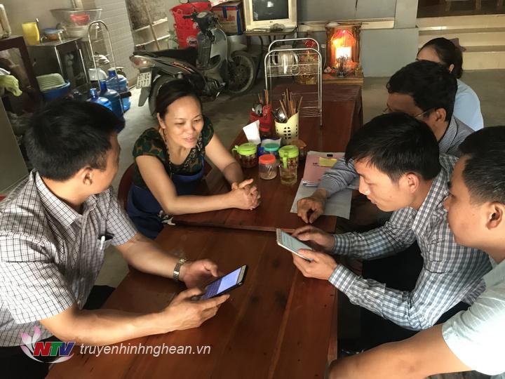 Dieu tra viên tiên hành thu thập thông tin va nhập vào điện thoại thong minh tai co so